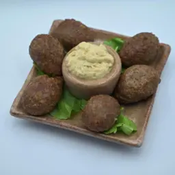 كوبيبة بالصنوبر والنعناع يقدم مع بابا غنوخ